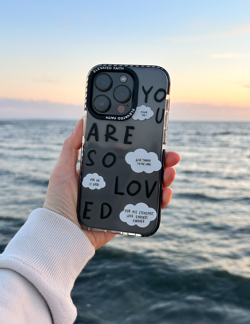 Funda de teléfono negra "You Are So Loved"