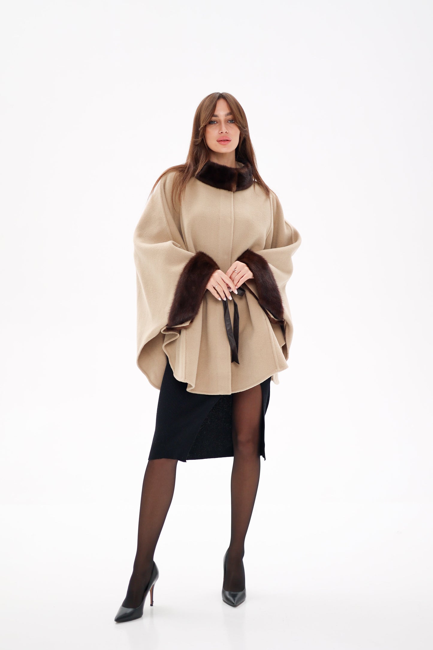 Poncho de lana de doble cara con piel de visón escandinavo auténtico