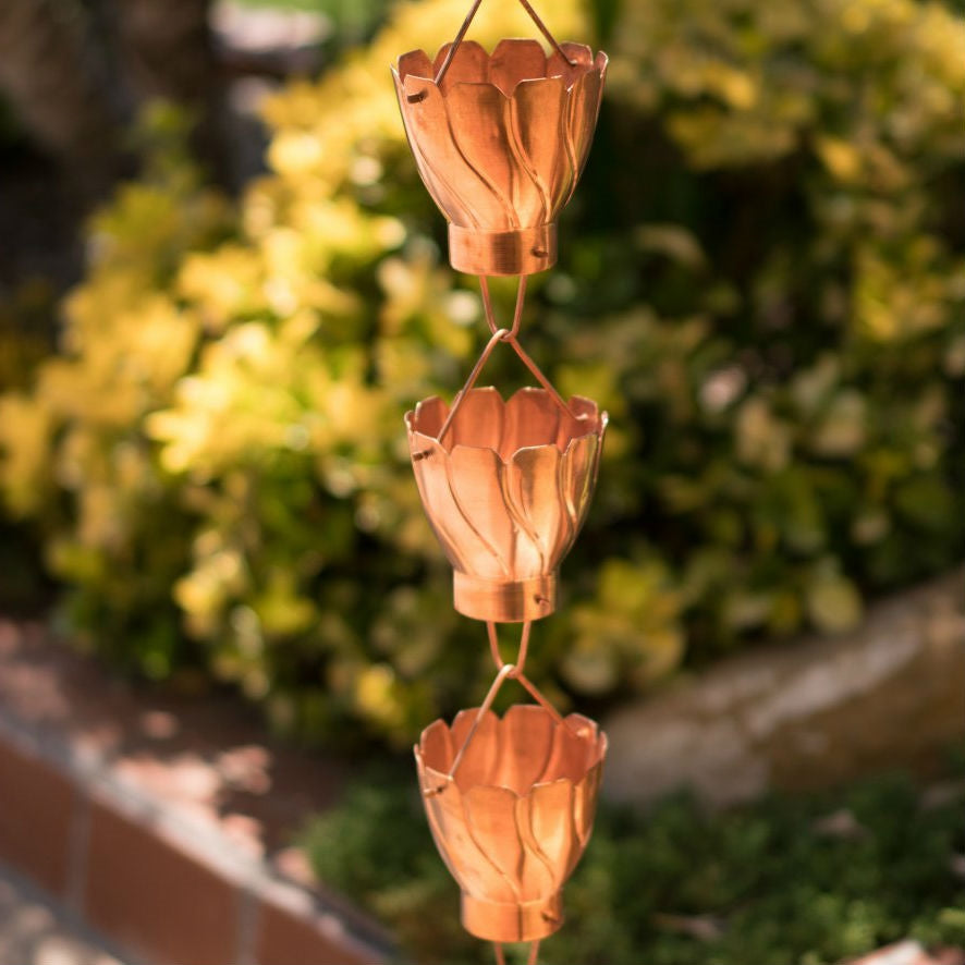 Cadena de lluvia de cobre de 8.5 pies con copas de pétalos florales
