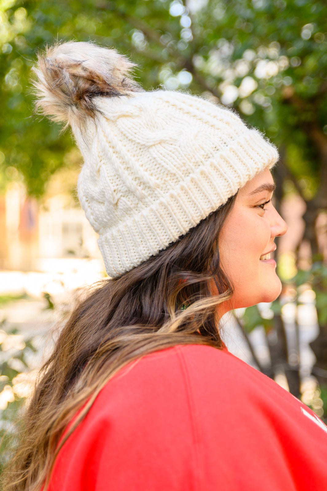Gorro de punto trenzado con dobladillo en color marfil
