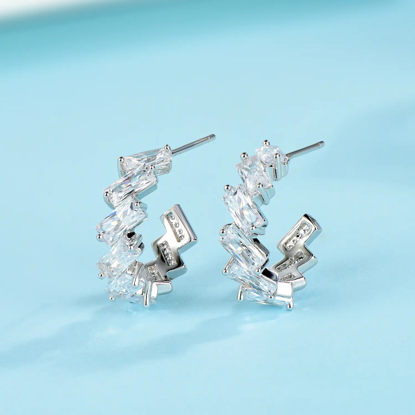 Pendientes y aretes minimalistas de plata 925 con diseño de ola.