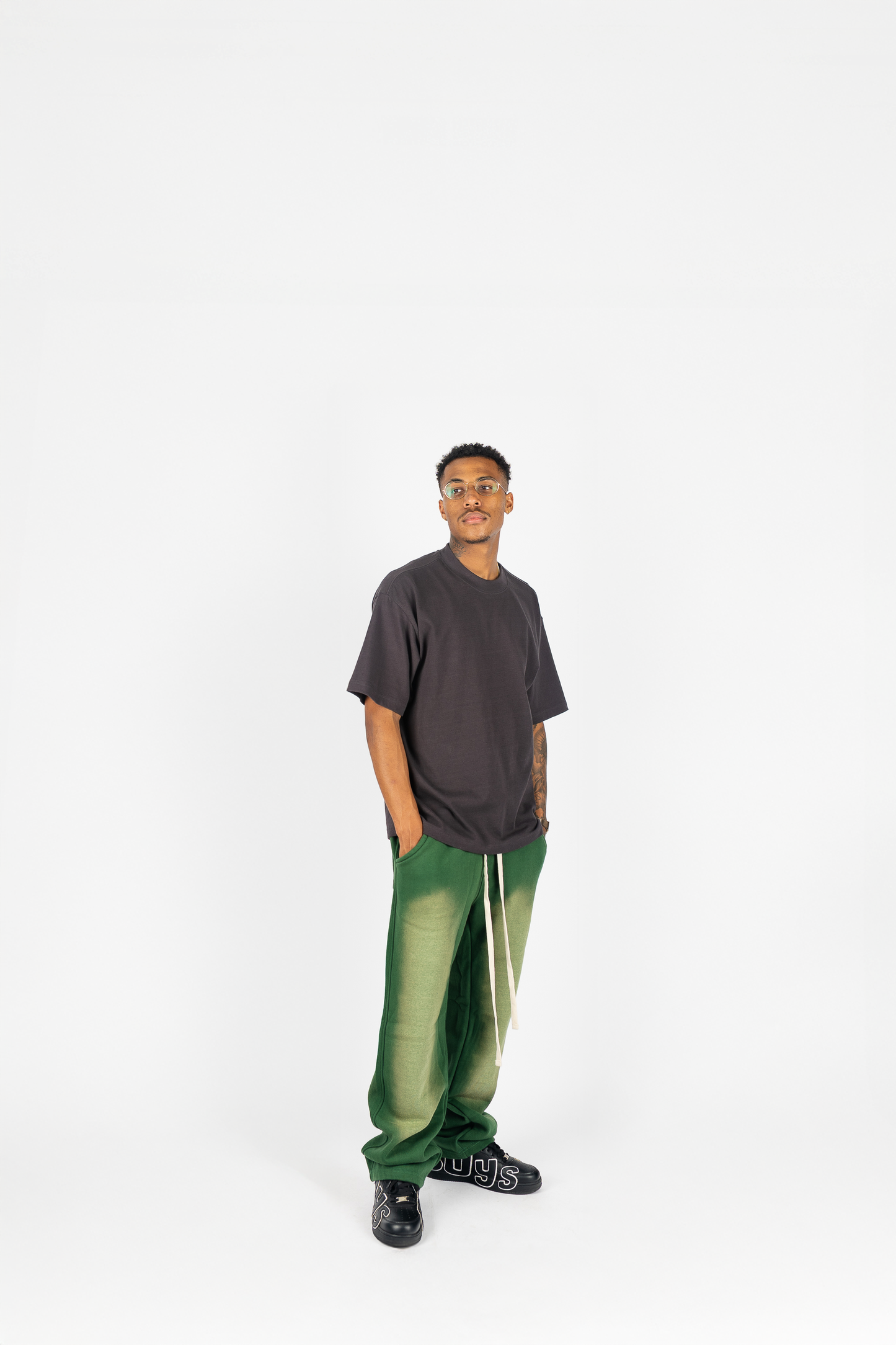 Pantalones de chándal blanqueados y secados al sol