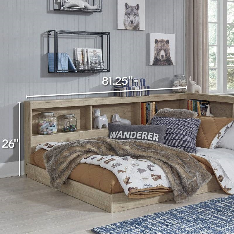 Cama esquinera de madera natural tamaño matrimonial con cabecero tipo biblioteca y puertos USB