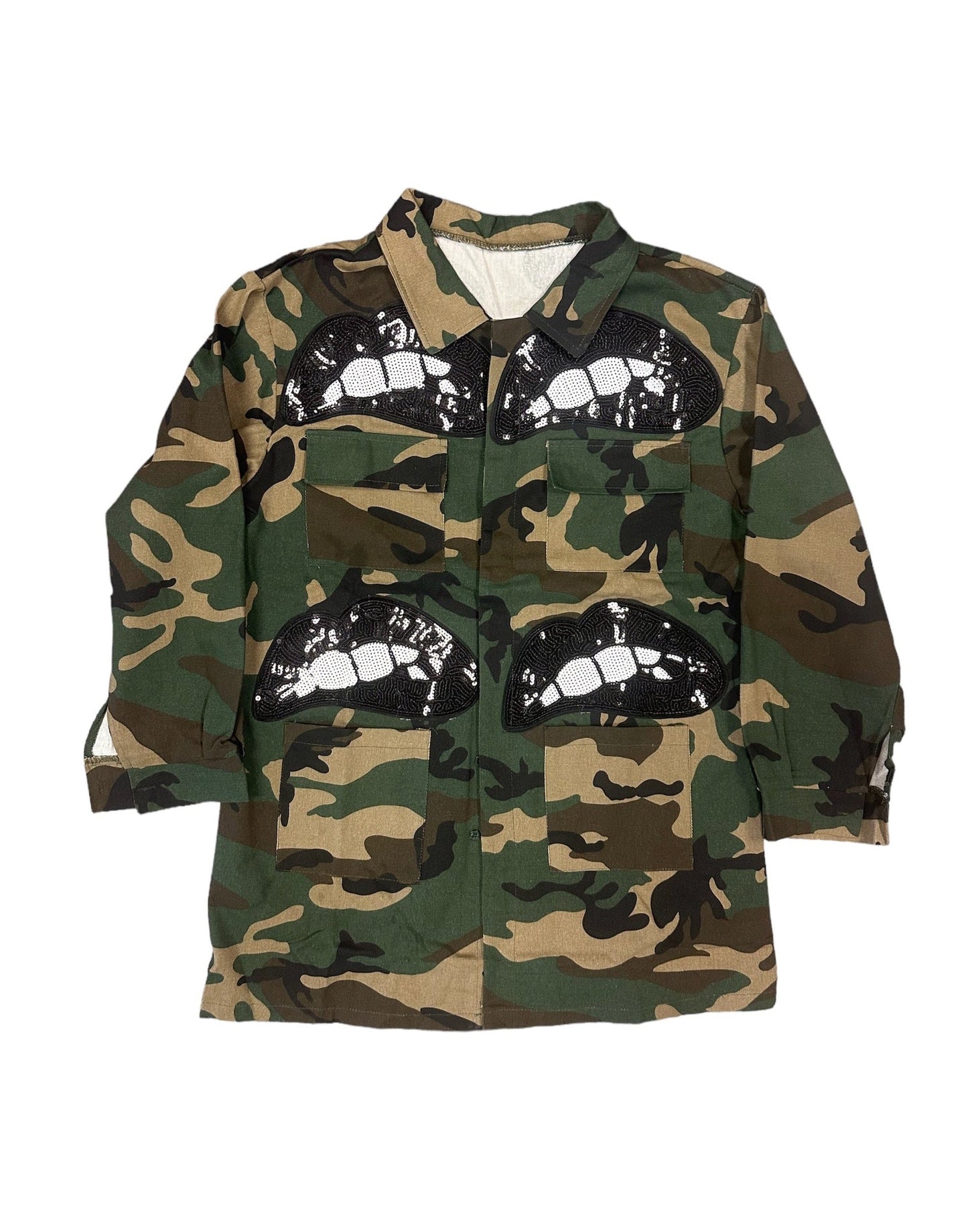 Chaqueta de camuflaje con lentejuelas y labios