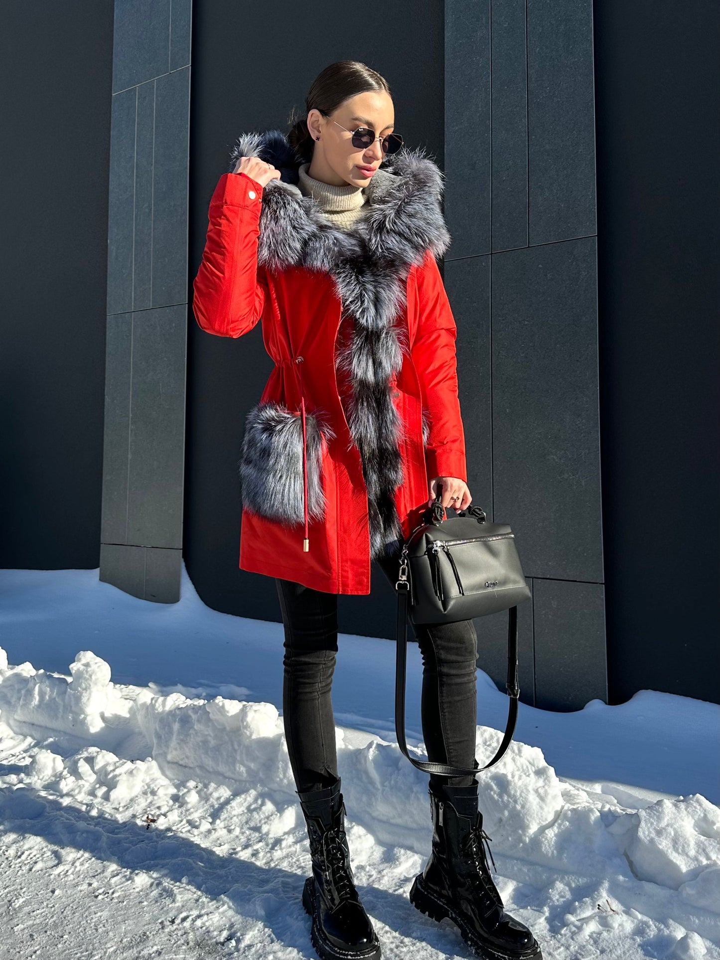 Parka Roma de piel auténtica de zorro plateado y conejo con aislamiento en color rojo
