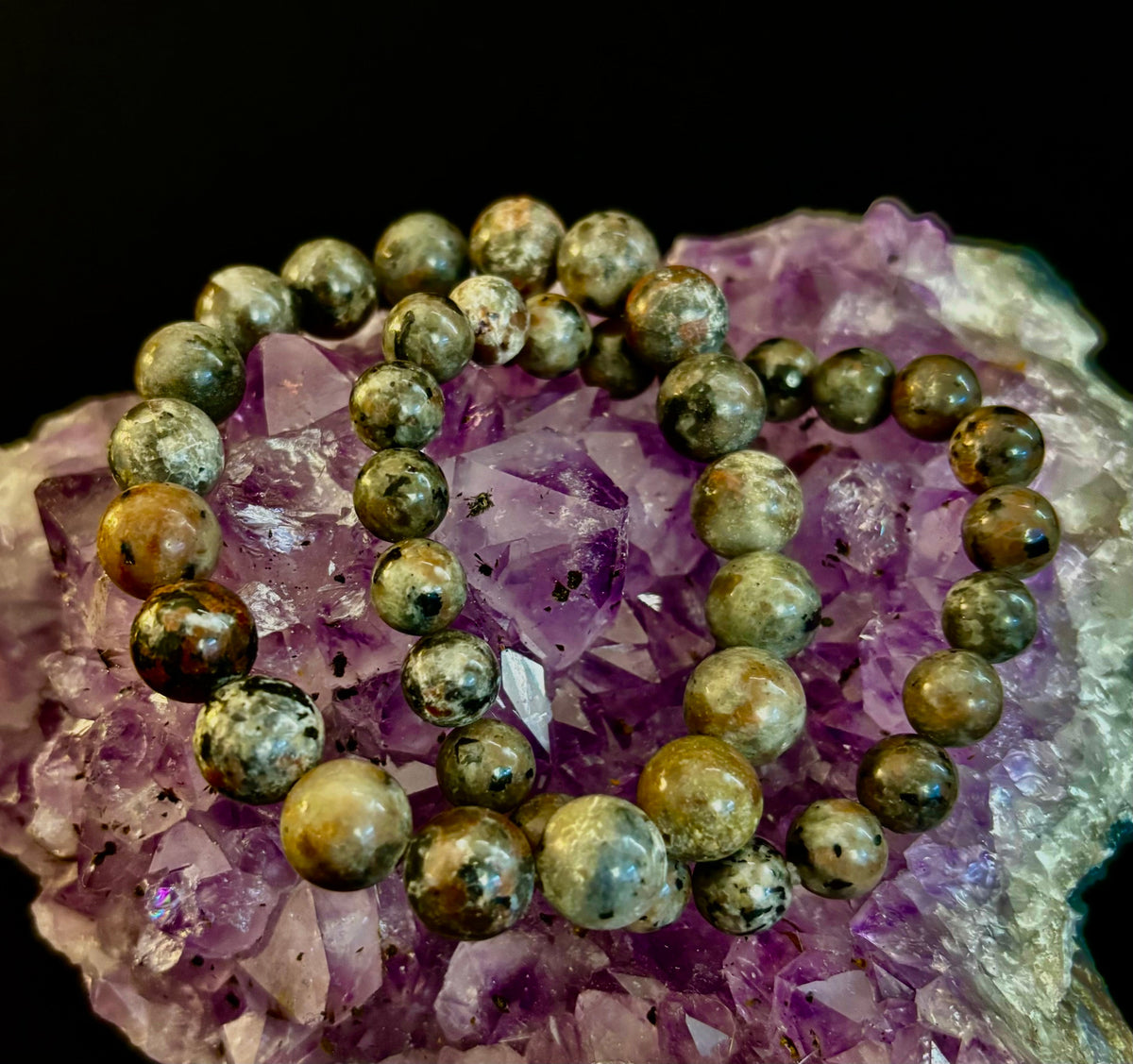 Pulsera de conexión a tierra Yooperlite – Piedra natural reactiva a los rayos UV, cuentas de 8 mm (muñecas grandes)