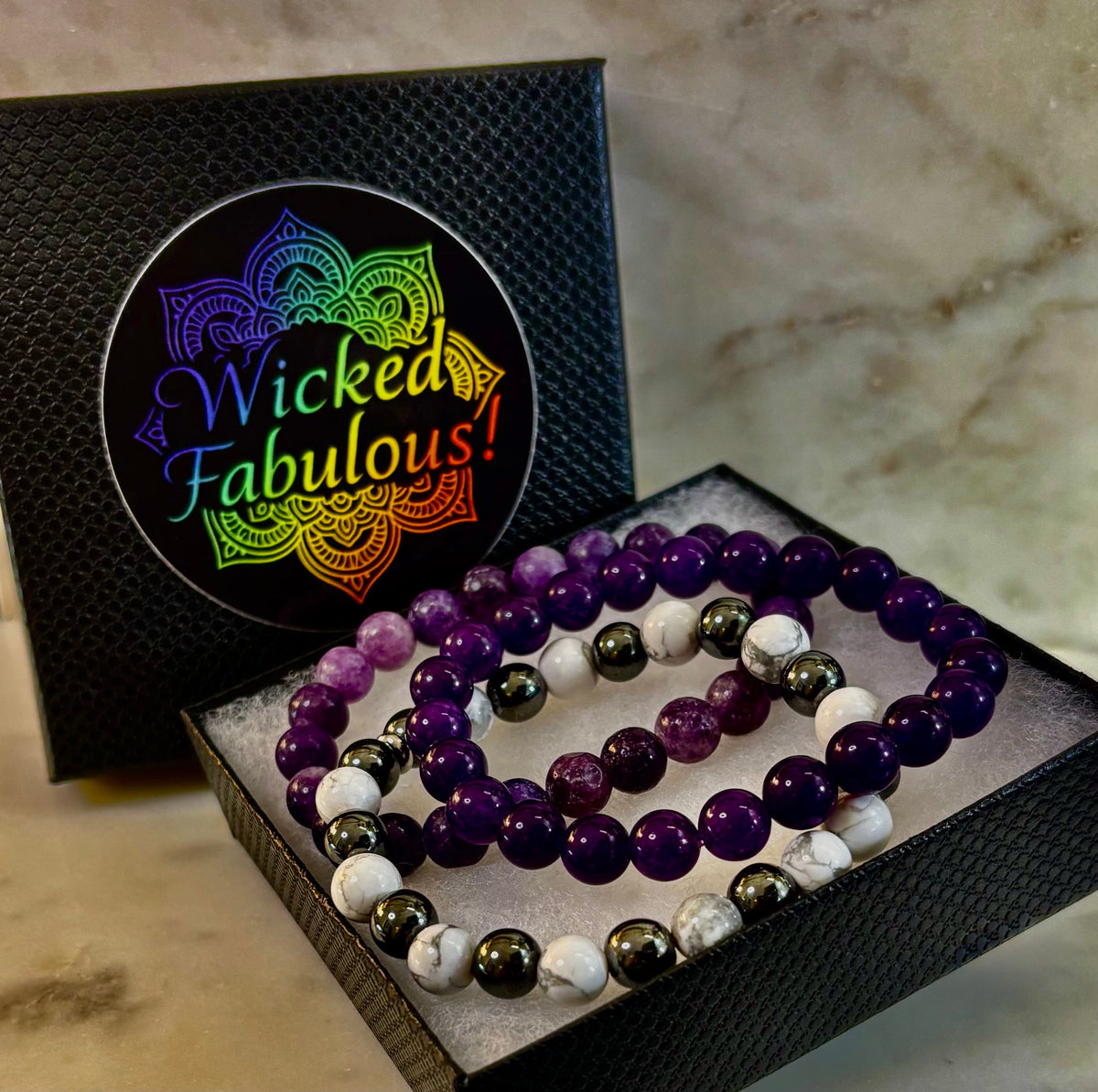 Pulsera de oro y piedra de lava – Energía de conexión a tierra con estilo moderno y minimalista