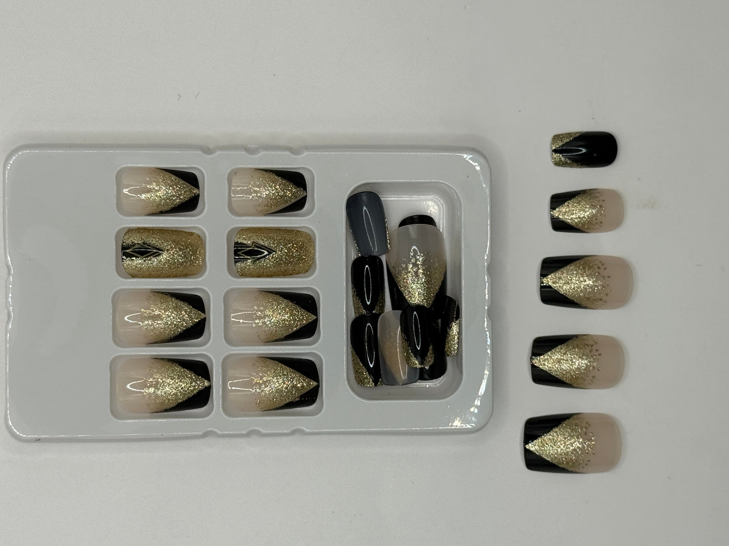 Uñas postizas Midnight Luxe – Elegancia en brillo negro y dorado
