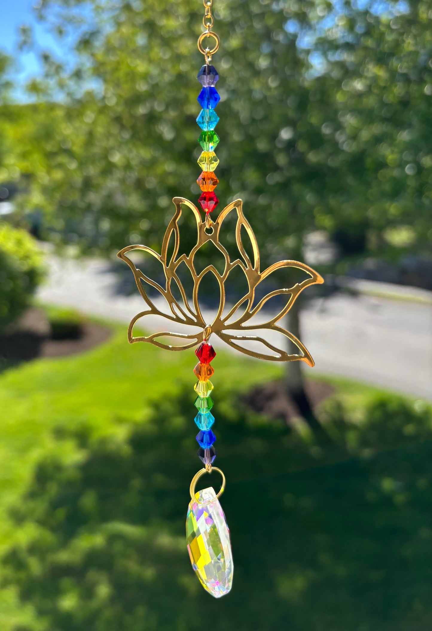 Atrapasueños de loto arcoíris – Decoración de cristal LGBTQ+ Pride y energía zen