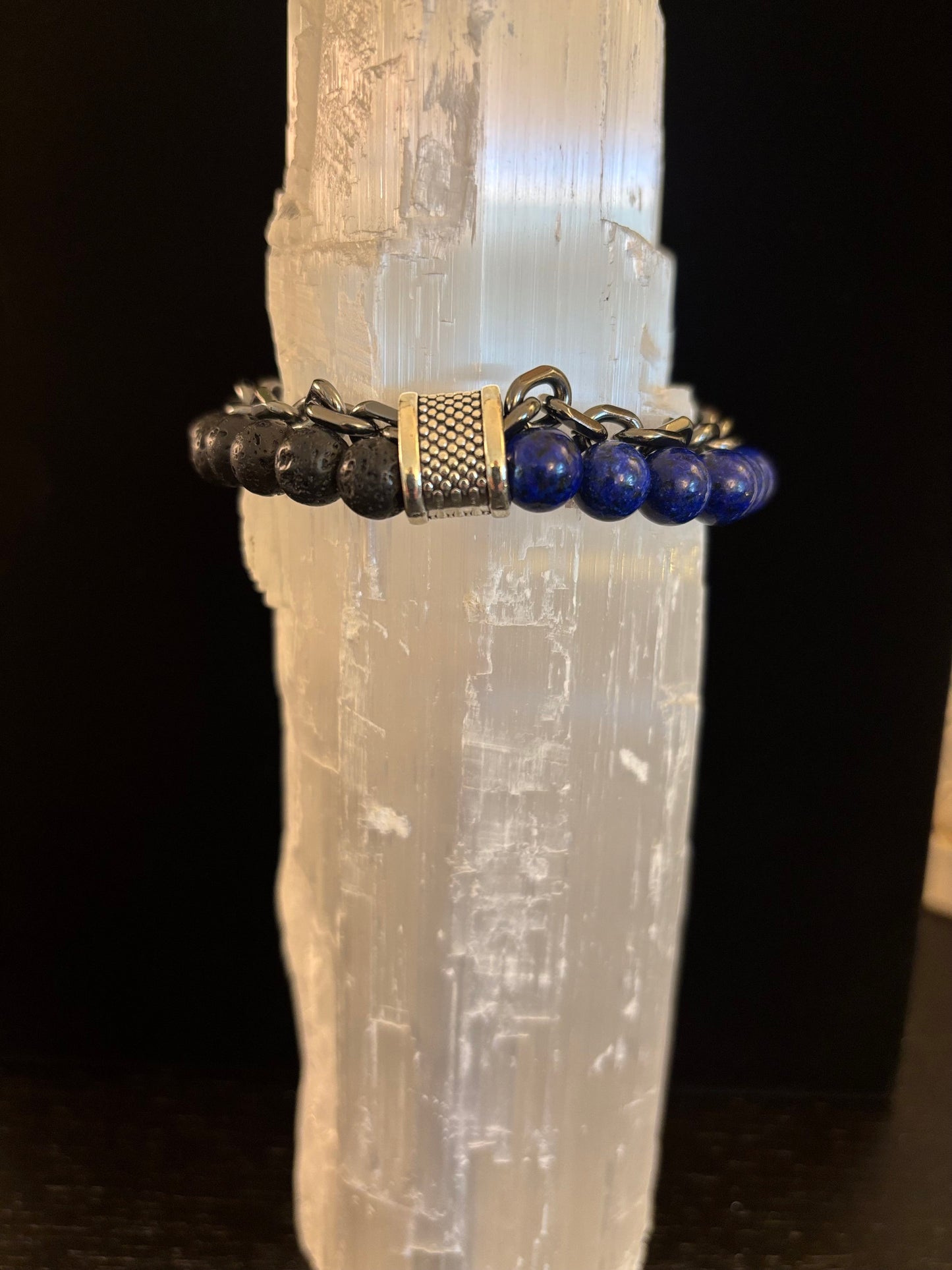 Pulsera de fuerza e intención infundida con reiki de lapislázuli u ojo de tigre con cadena plateada (muñeca mediana a grande)