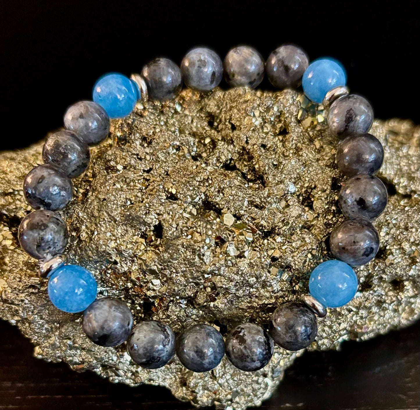 Pulsera de Cuentas de Labradorita Negra y Aguamarina – Protección, Calma y Claridad