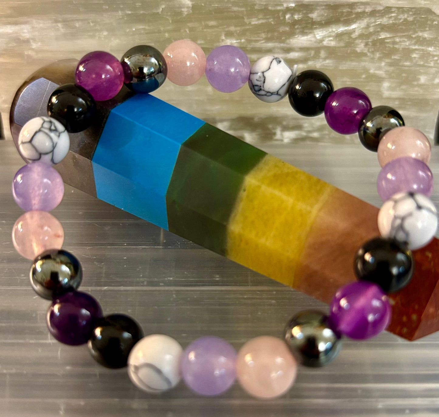 La pulsera de recarga Empath (amatista, cuarzo transparente, cuarzo rosa, howlita blanca, turmalina negra)