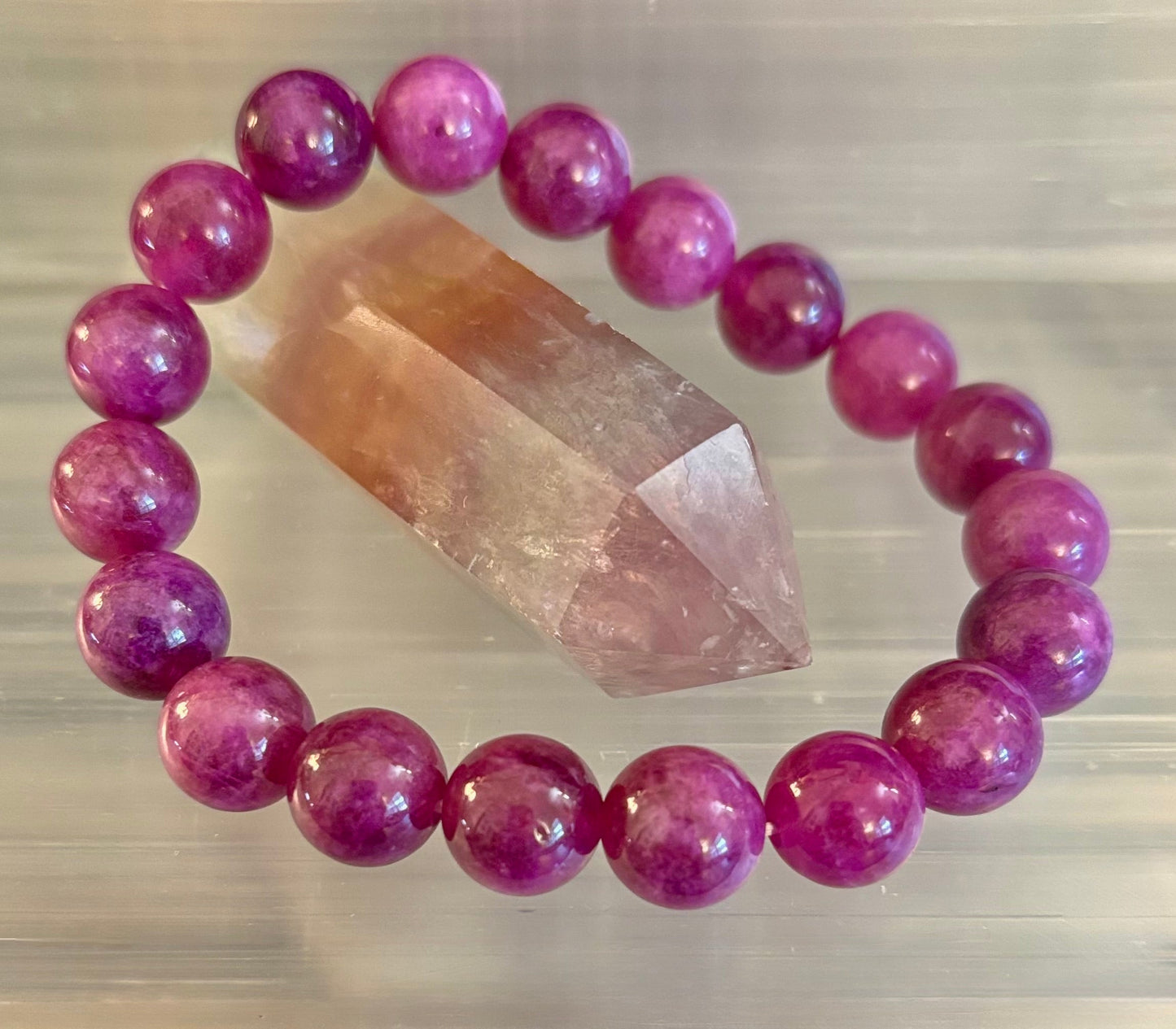 Pulsera de Espodumena Natural (Kunzita) de 10mm Infundida con Reiki para Amor y Sanación Emocional (Muñeca Mediana)