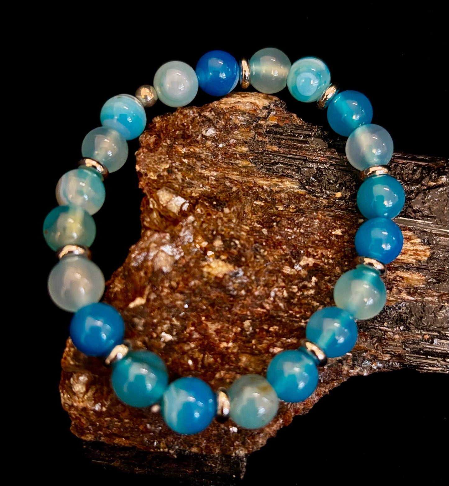 Pulsera de Ágata Azul Rayada – Energía Calmante para Muñecas Pequeñas a Medianas