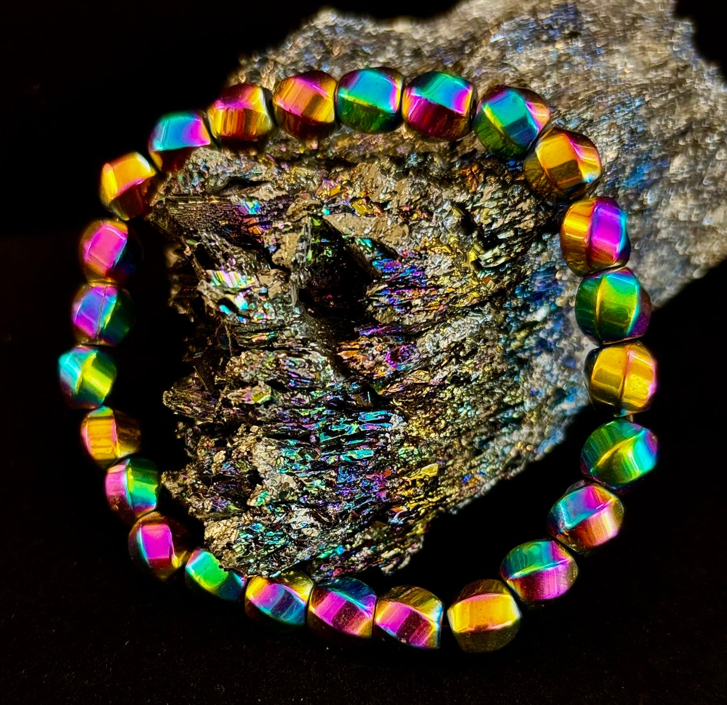 Pulsera de cuentas geométricas estilo arcoíris – Orgullo y poder LGBTQ+ para muñecas medianas y grandes