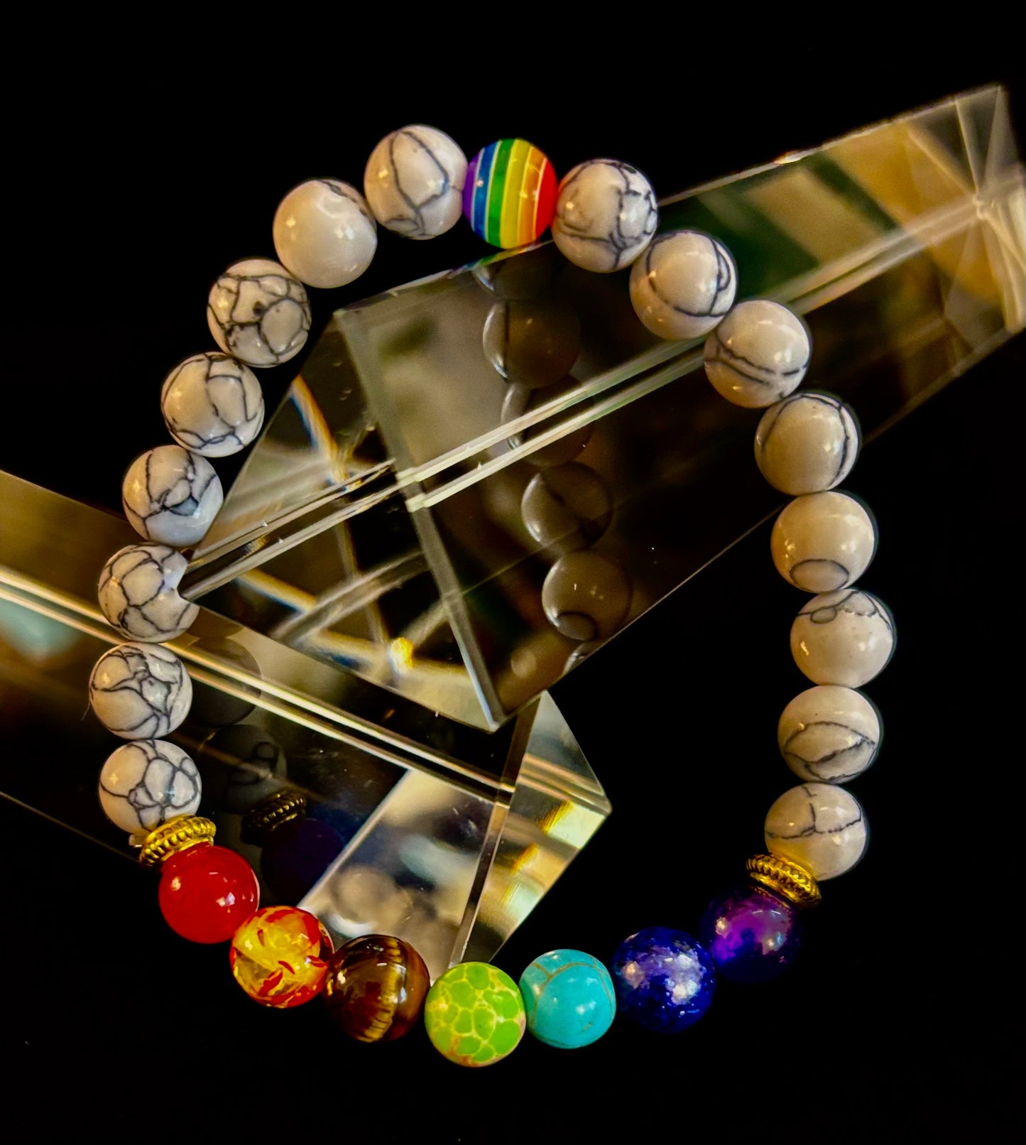 🌈 Pulseras Chakra de Piedra Sintética con Cuenta Pride – Blancas o Negras