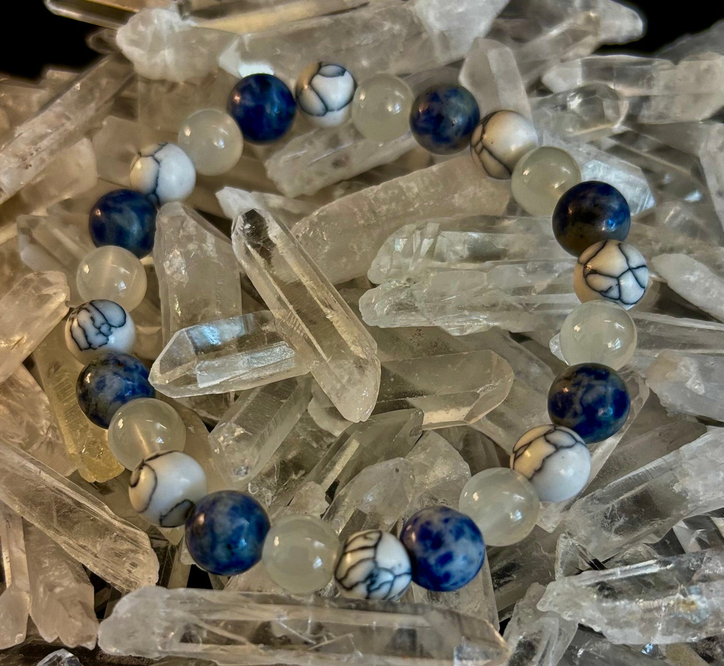 Pulsera de cuentas de lapislázuli, turquesa blanca y selenita – Protección, conexión a tierra y claridad espiritual