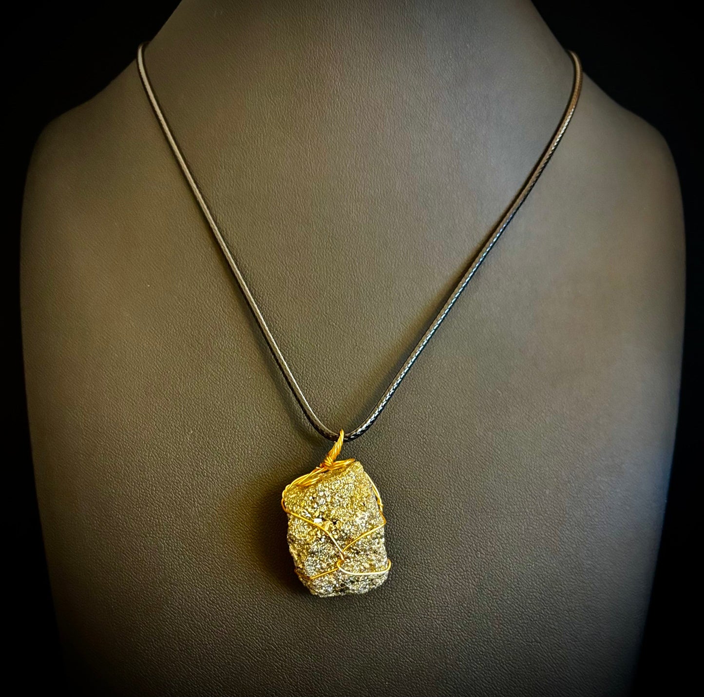 Collar de pirita hecho a mano – Cristal auténtico para la abundancia y la fuerza