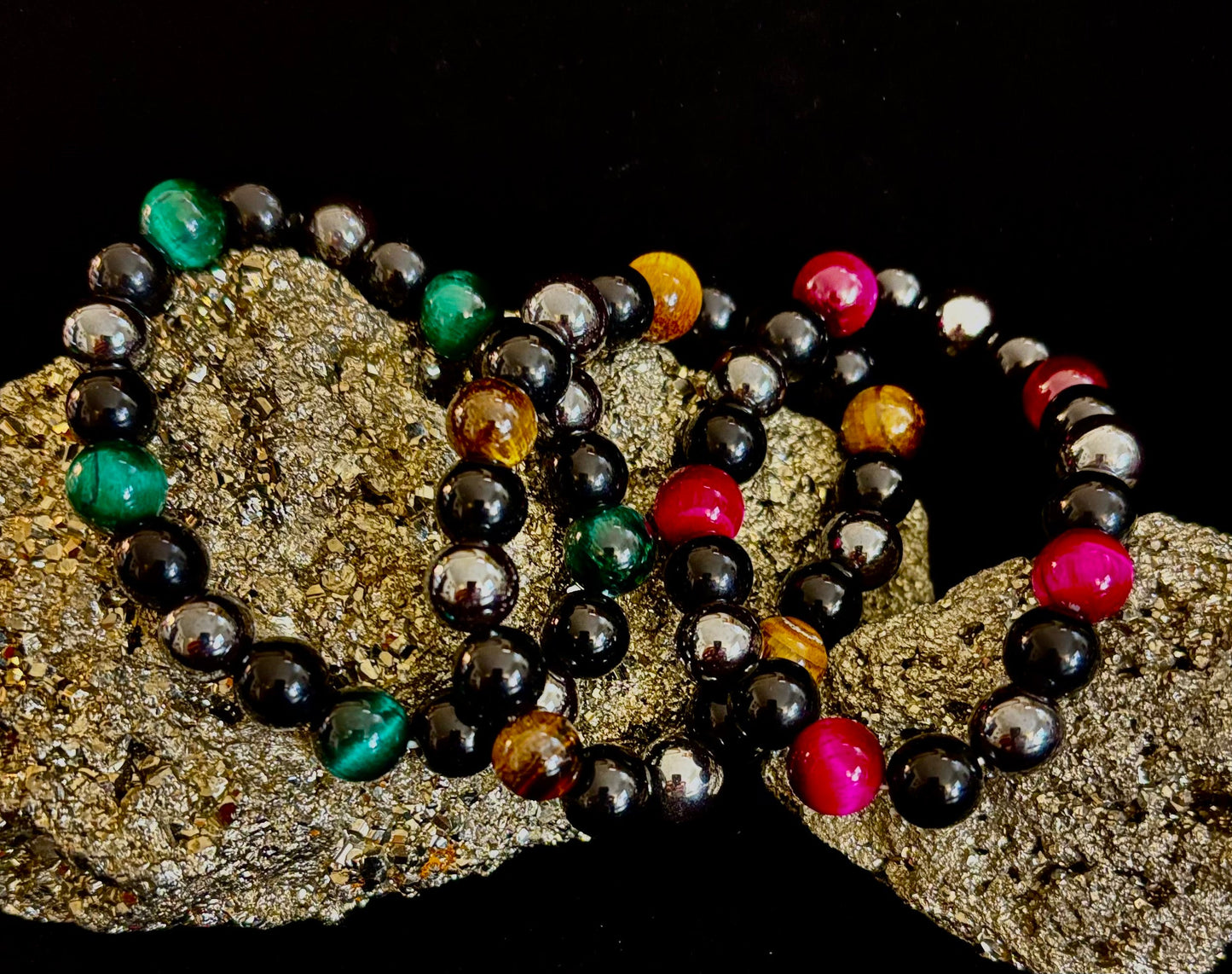 Pulseras Energéticas Protectoras – Opciones en Rojo, Verde y Ojo de Tigre