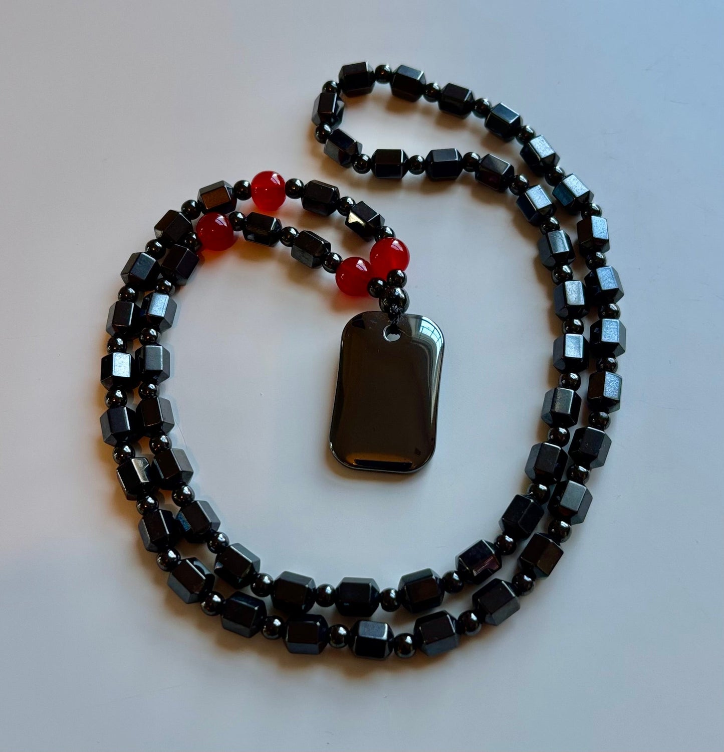 Collar magnético de hematita Hero Shield – Cuentas de poder rojas + colgante de placa de identificación (joyería de protección unisex)