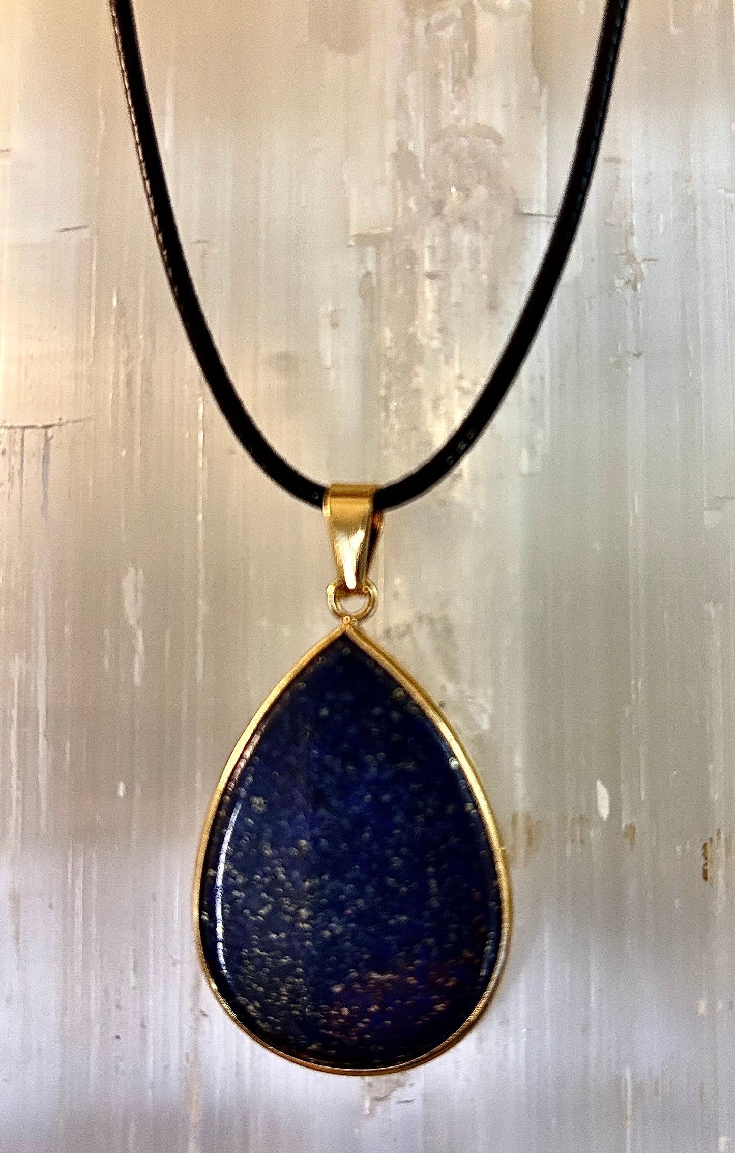 Collar con colgante real de lapislázuli – Gema azul natural en cuerda de cuero de 22” (2 estilos)