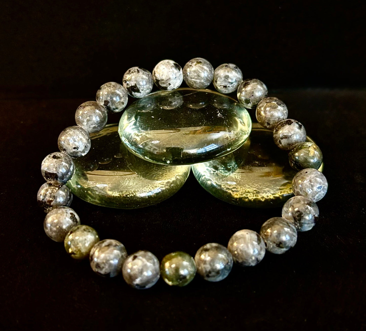 Pulsera de Larvikita de 8 mm Infundida con Reiki para Protección y Manifestación (Muñecas Medianas-Grandes)