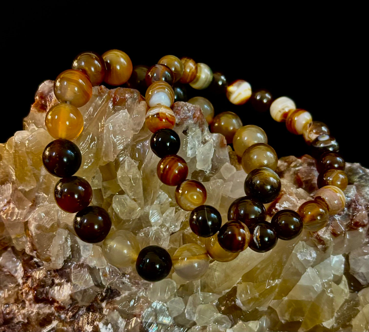 Pulsera Energética de Ágata Rayada Café – Infundida con Reiki | 8mm o 10mm (Muñecas Medianas)