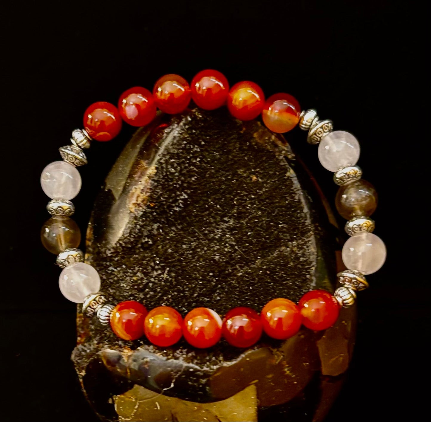 Pulsera con intención de apoyo para el duelo y la pérdida – Cornalina, cuarzo rosa y cuarzo ahumado con reiki