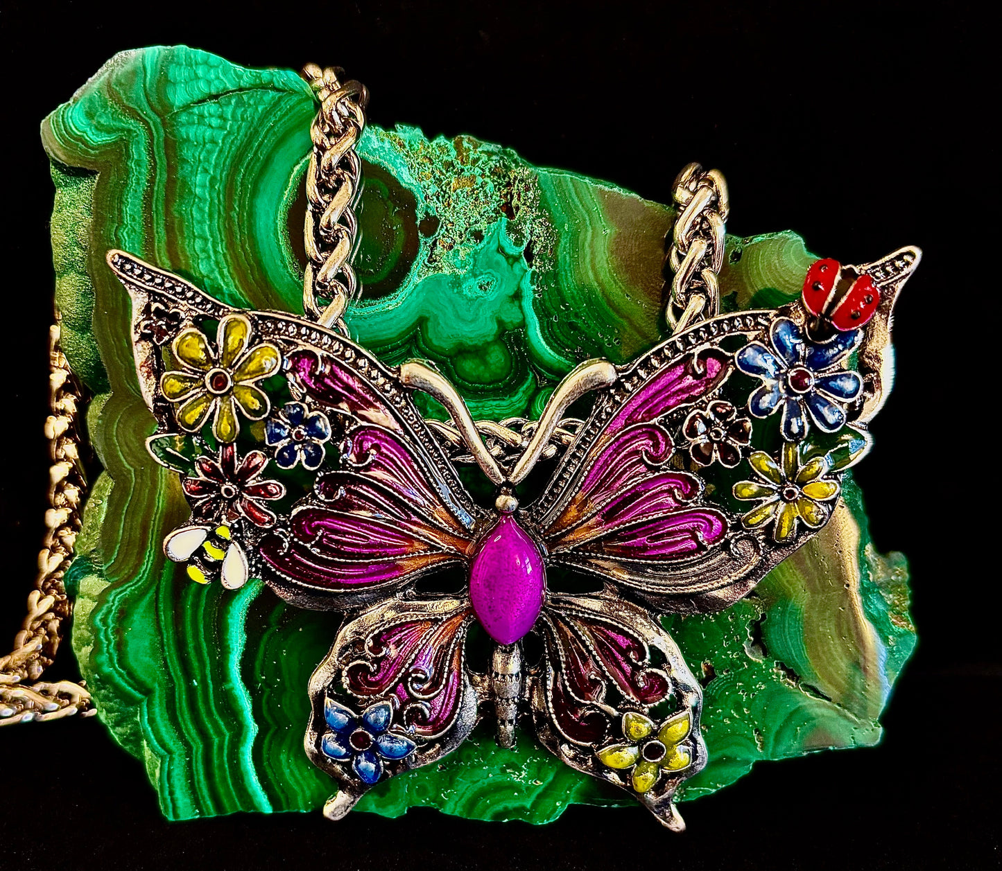 Collar con dije de mariposa – Dije llamativo de mariposa esmaltada en morado o azul