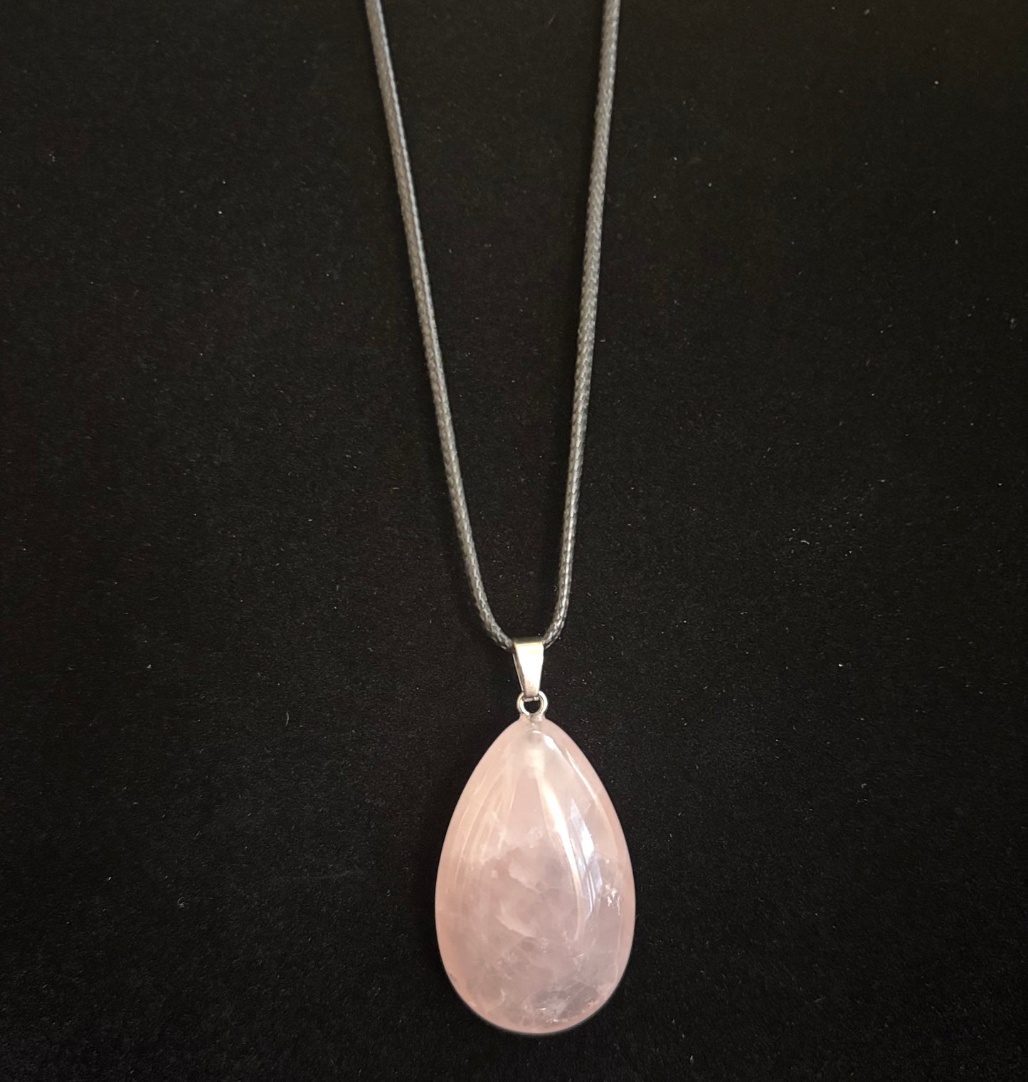 Rubor y Equilibrio: Collar de Cuarzo Rosa en Forma de Lágrima con Cordón de Cuero
