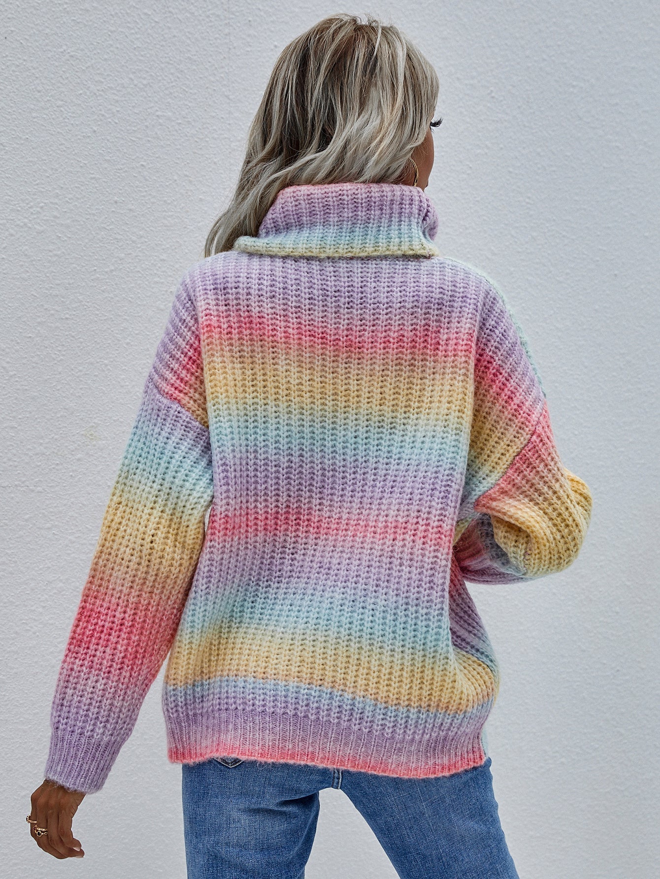 Suéter de punto con cuello vuelto y diseño tie-dye