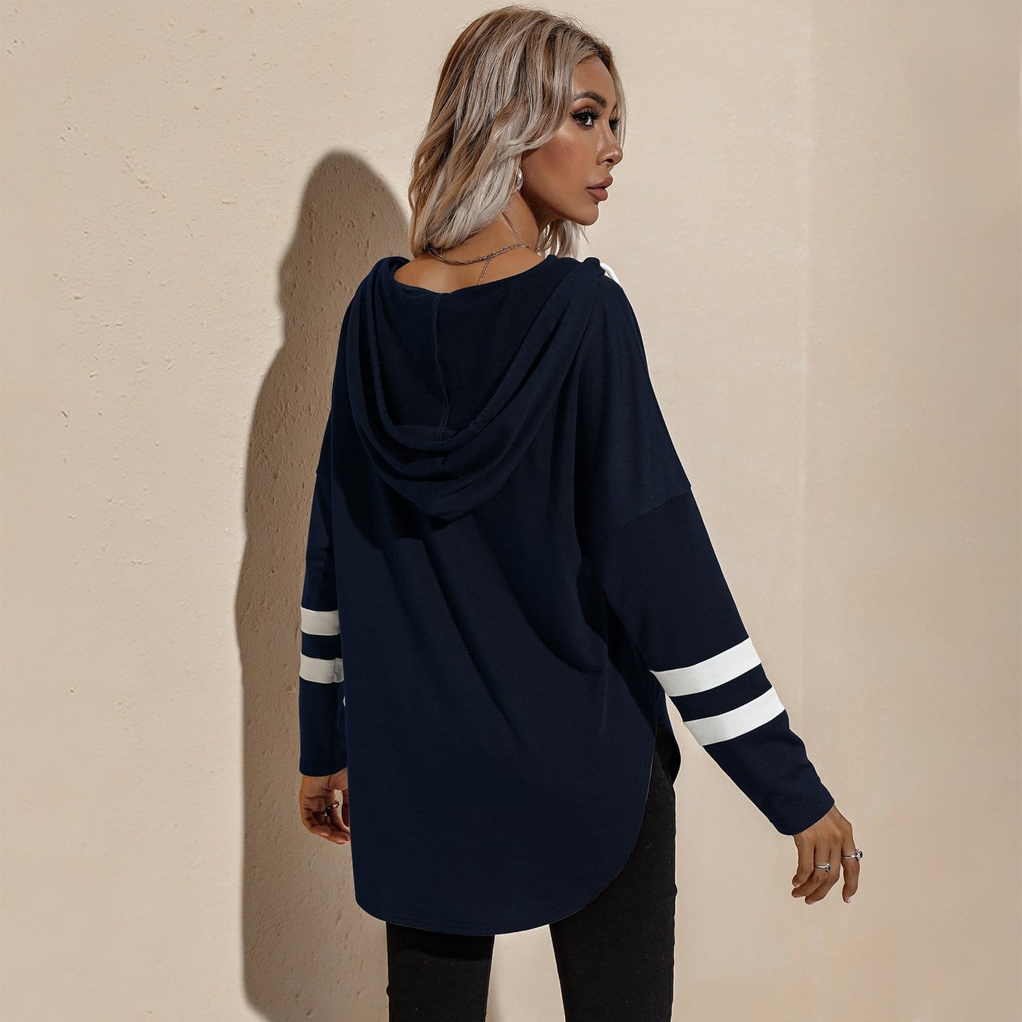 Sudadera con capucha deportiva y escote en V