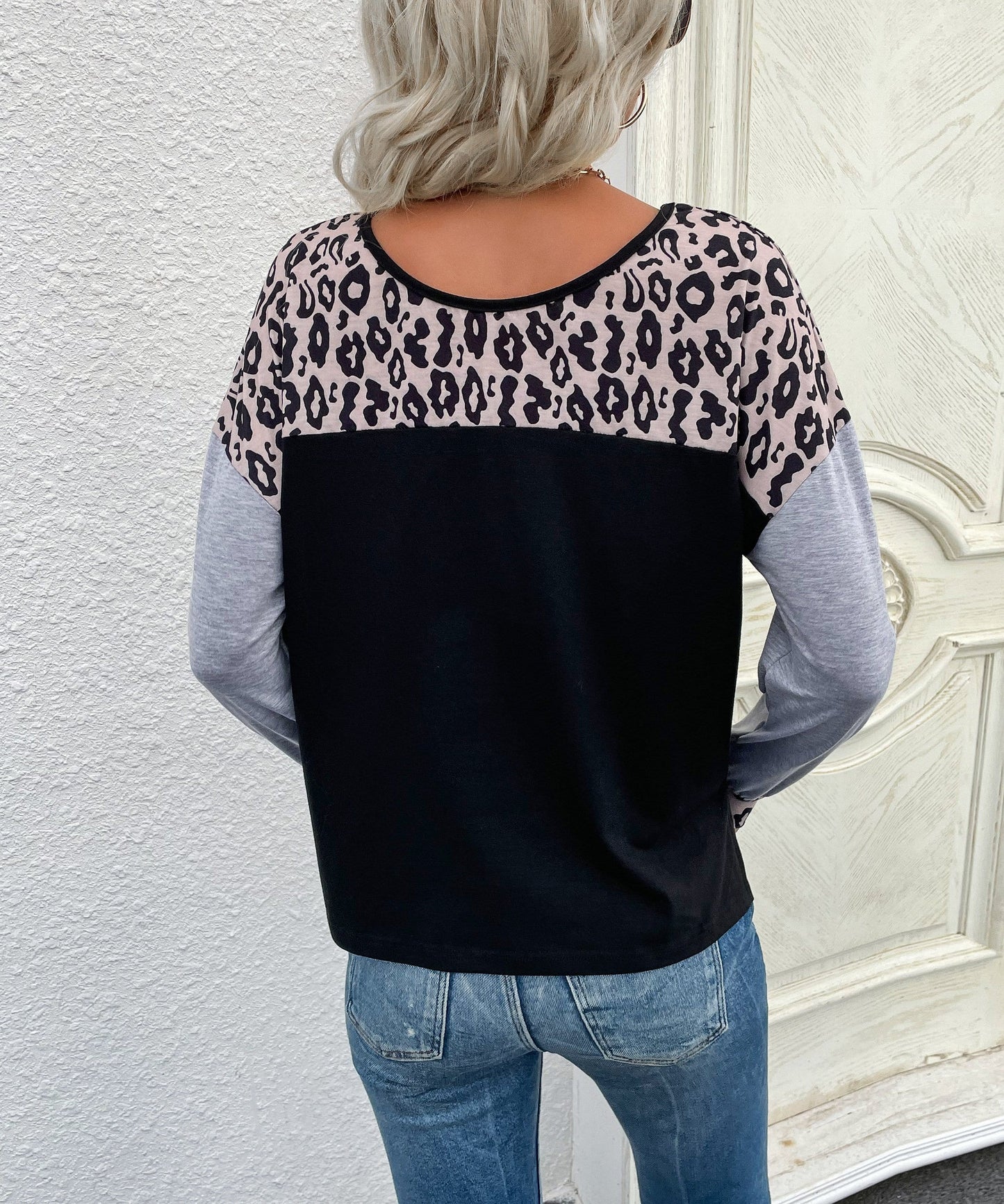 Suéter ligero con bloques de color y estampado de leopardo