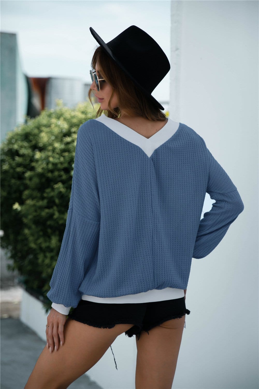 Jersey bicolor con hombros descubiertos