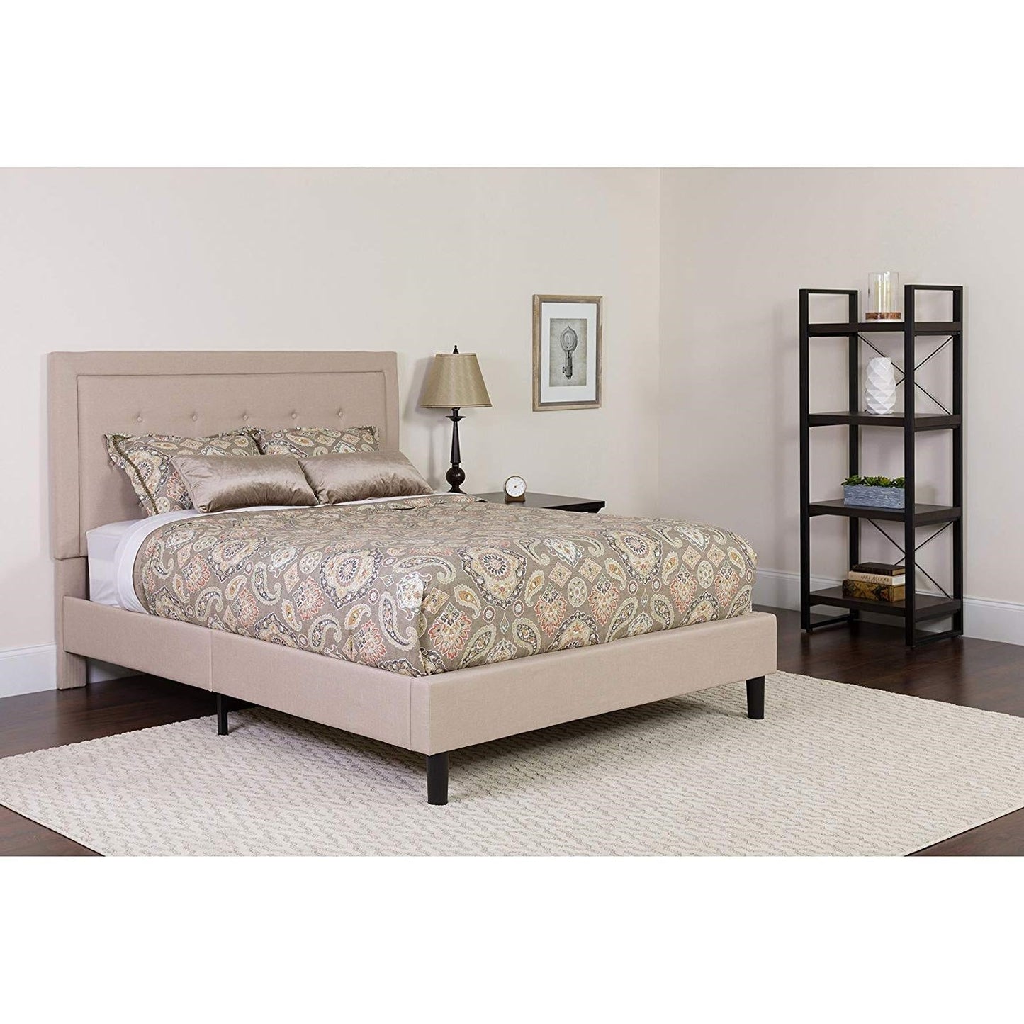 Base de cama King tapizada en beis con cabecero capitoné