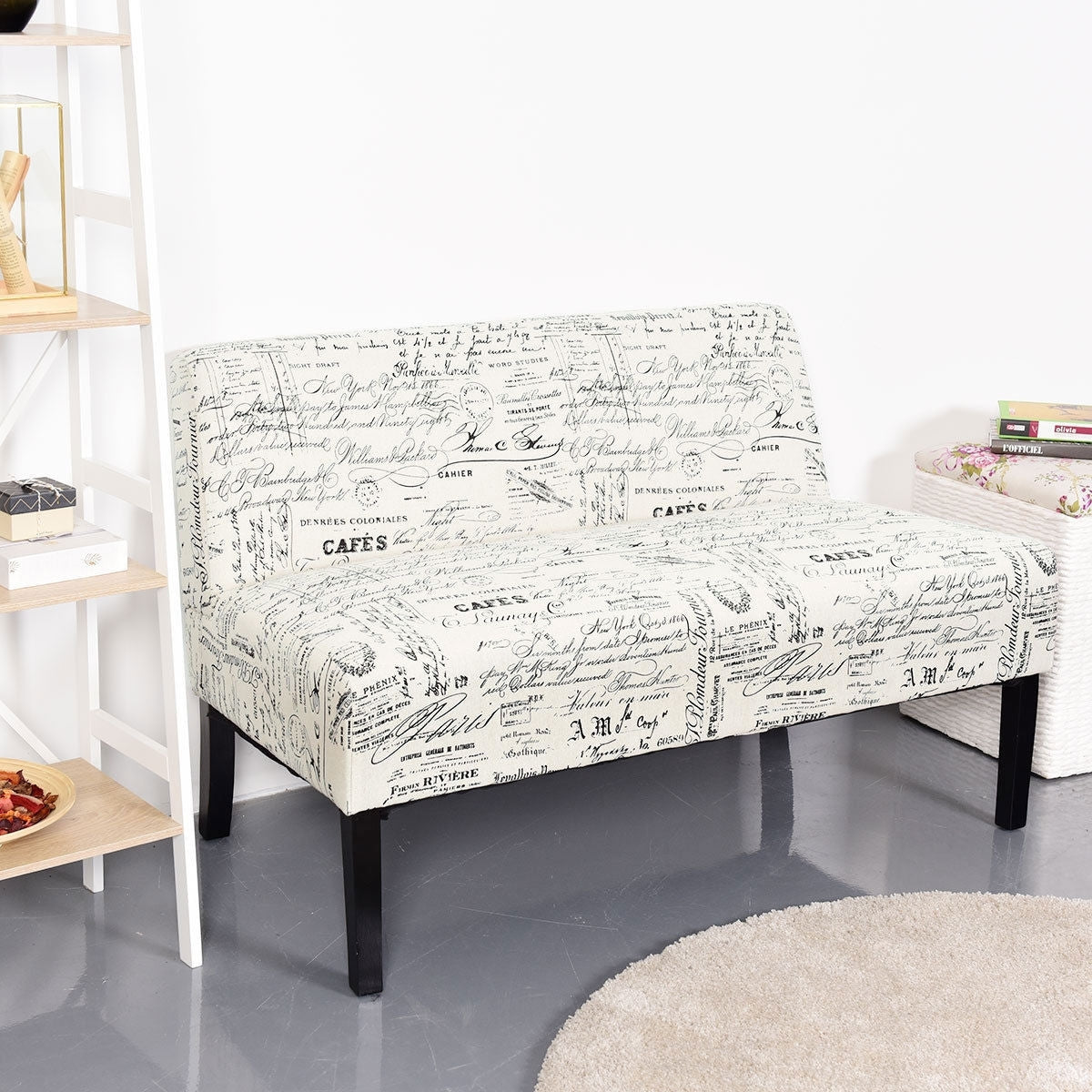 Sofá biplaza moderno con tapicería de patrón cursivo blanquecino y patas de madera negra