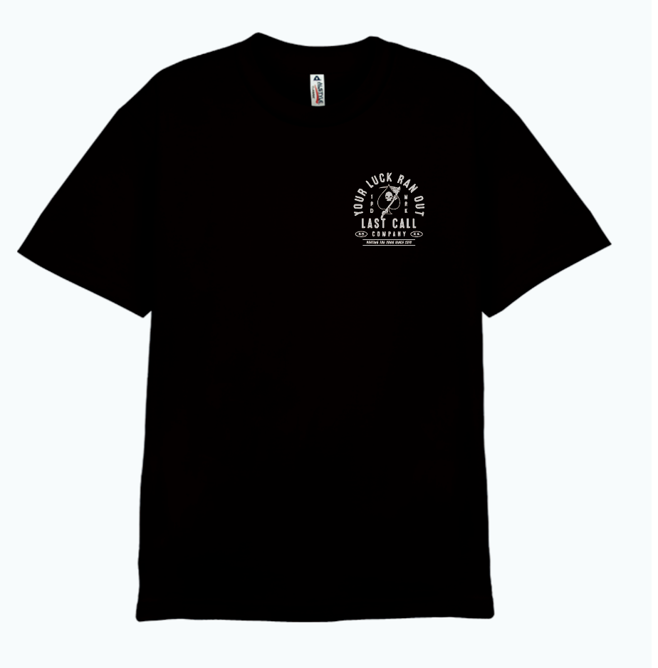 Camiseta Last Call Co. Luck Badge de manga corta