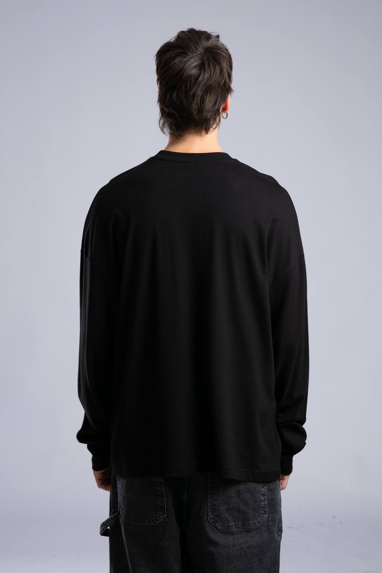 Camiseta Oversize de Manga Larga en Capas Minimalista – Blanca y Negra