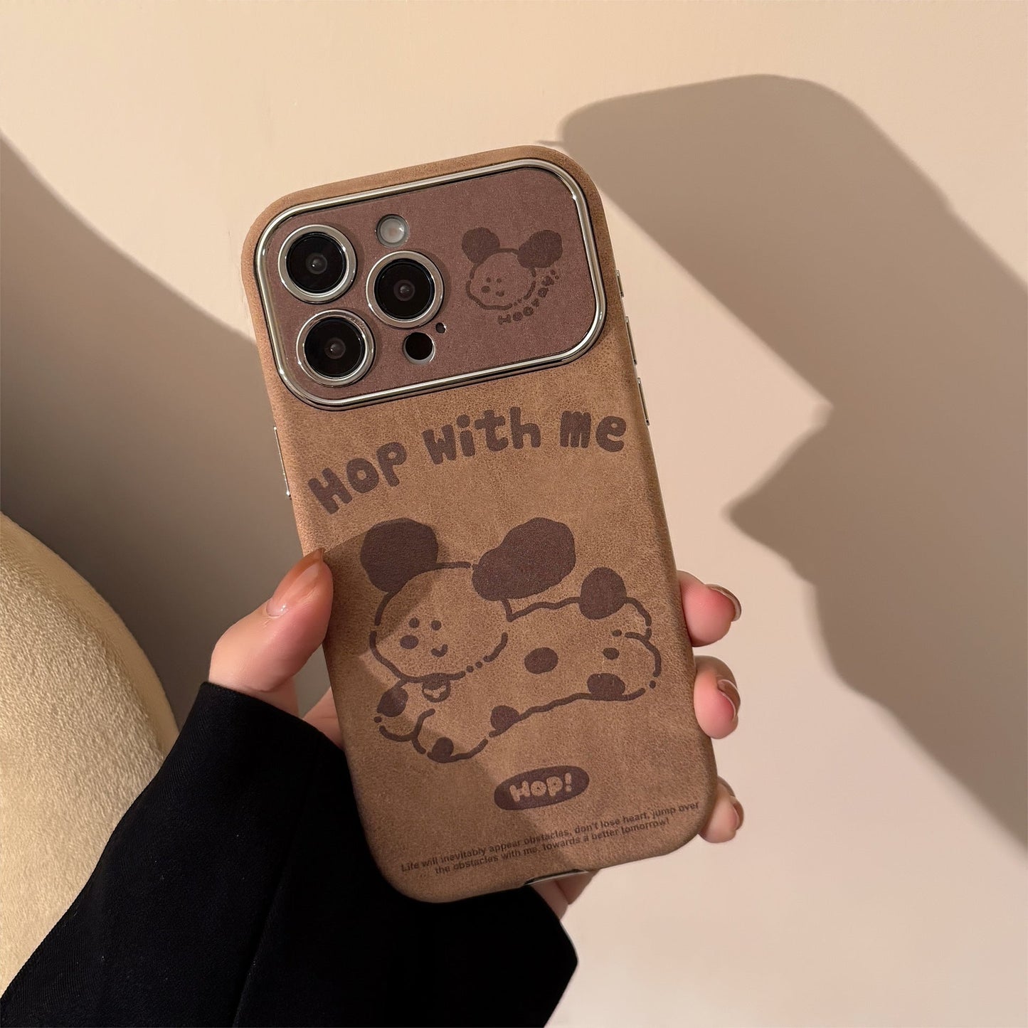 Funda de iPhone de dibujos animados marrones para iPhone 16, gamuza 15promax, cuerda con pompones 14, pareja de otoño e invierno 17