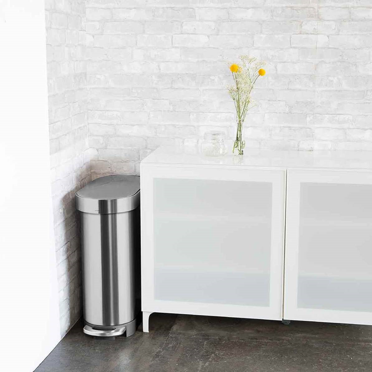 Bote de basura de cocina estrecho de acero inoxidable de 12 galones con tapa de pedal fácil
