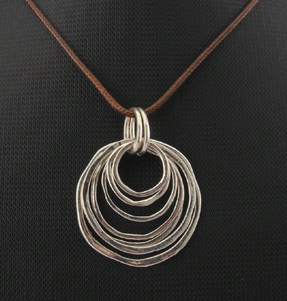 🔘 Collar con colgante de cÃrculo asimétrico de 7 capas – Atrevido. Minimalista. Fabuloso.