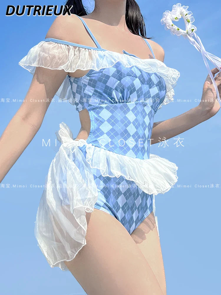 Lindo traje de baño de una pieza con estampado de rombos azules