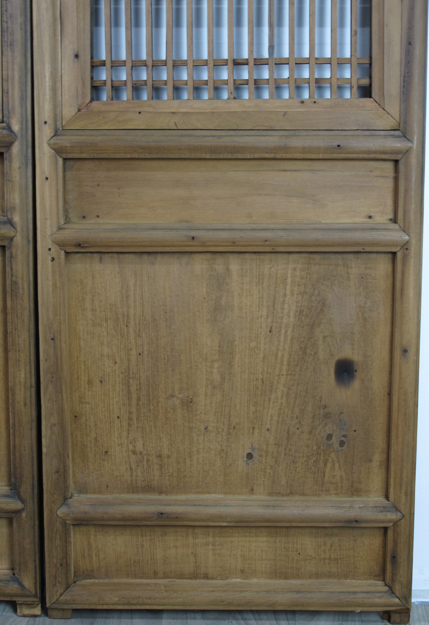Un par de paneles decorativos chinos antiguos de madera 1