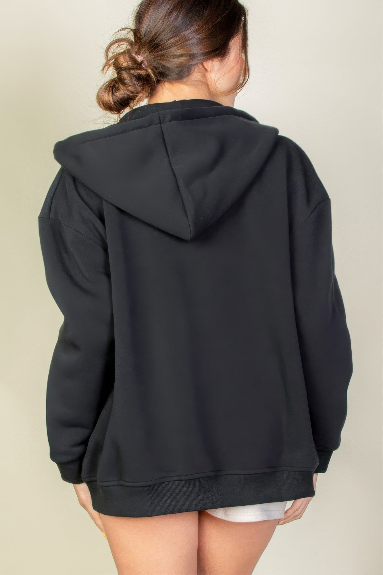Sudadera con capucha gráfica y cremallera con hombros caídos
