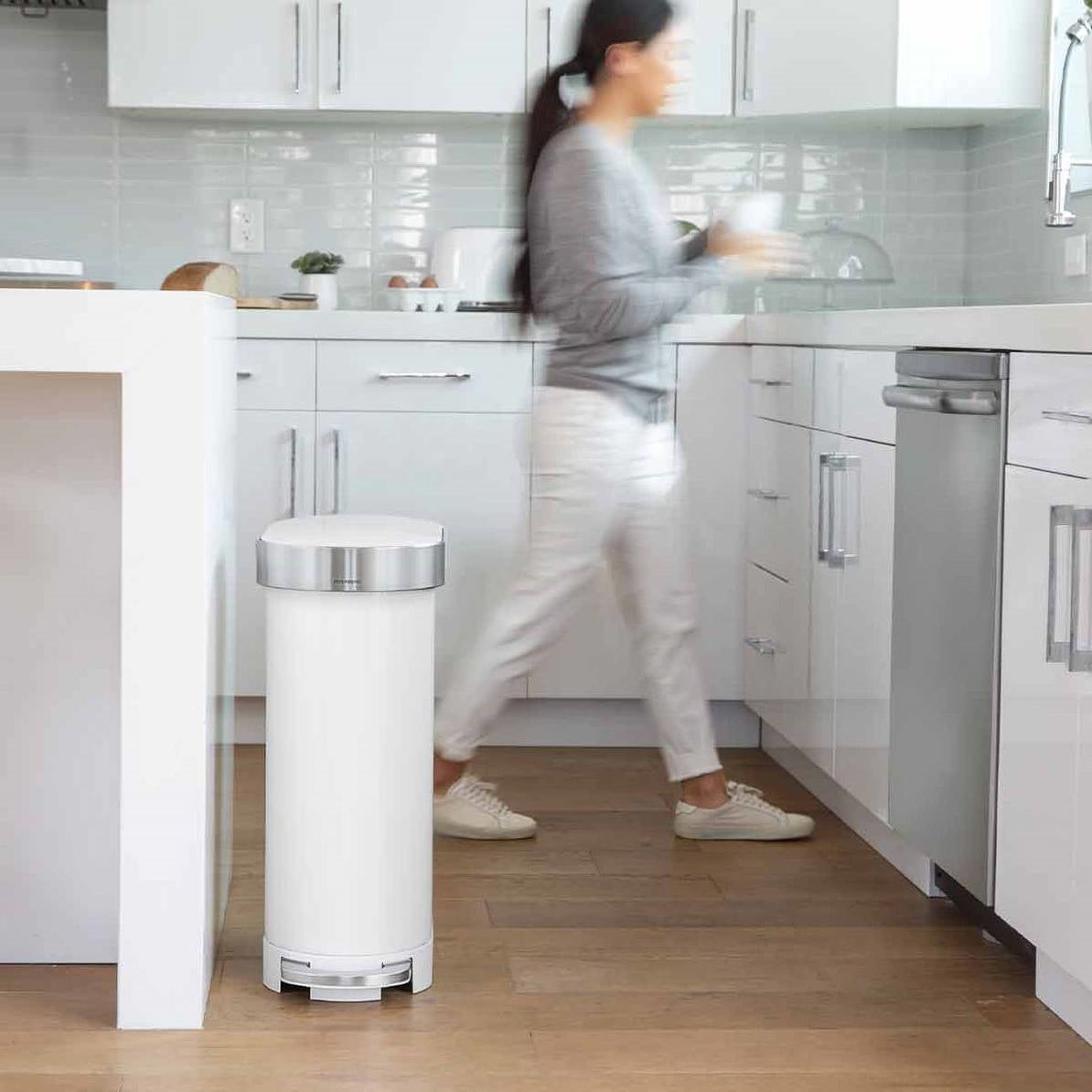 Bote de basura estrecho de cocina blanco de 12 galones con tapa de fácil apertura con pedal