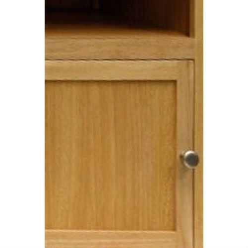 Mesita de noche auxiliar sencilla con acabado de madera natural