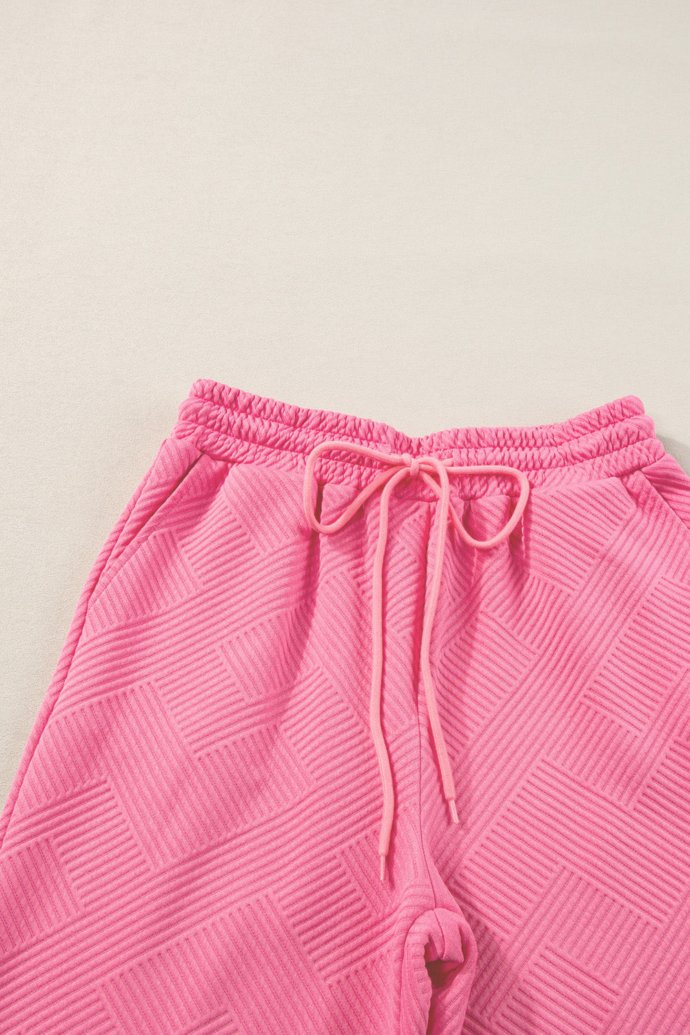 Conjunto de camiseta rosa fresa texturizada de corte holgado y pantalones con cordón