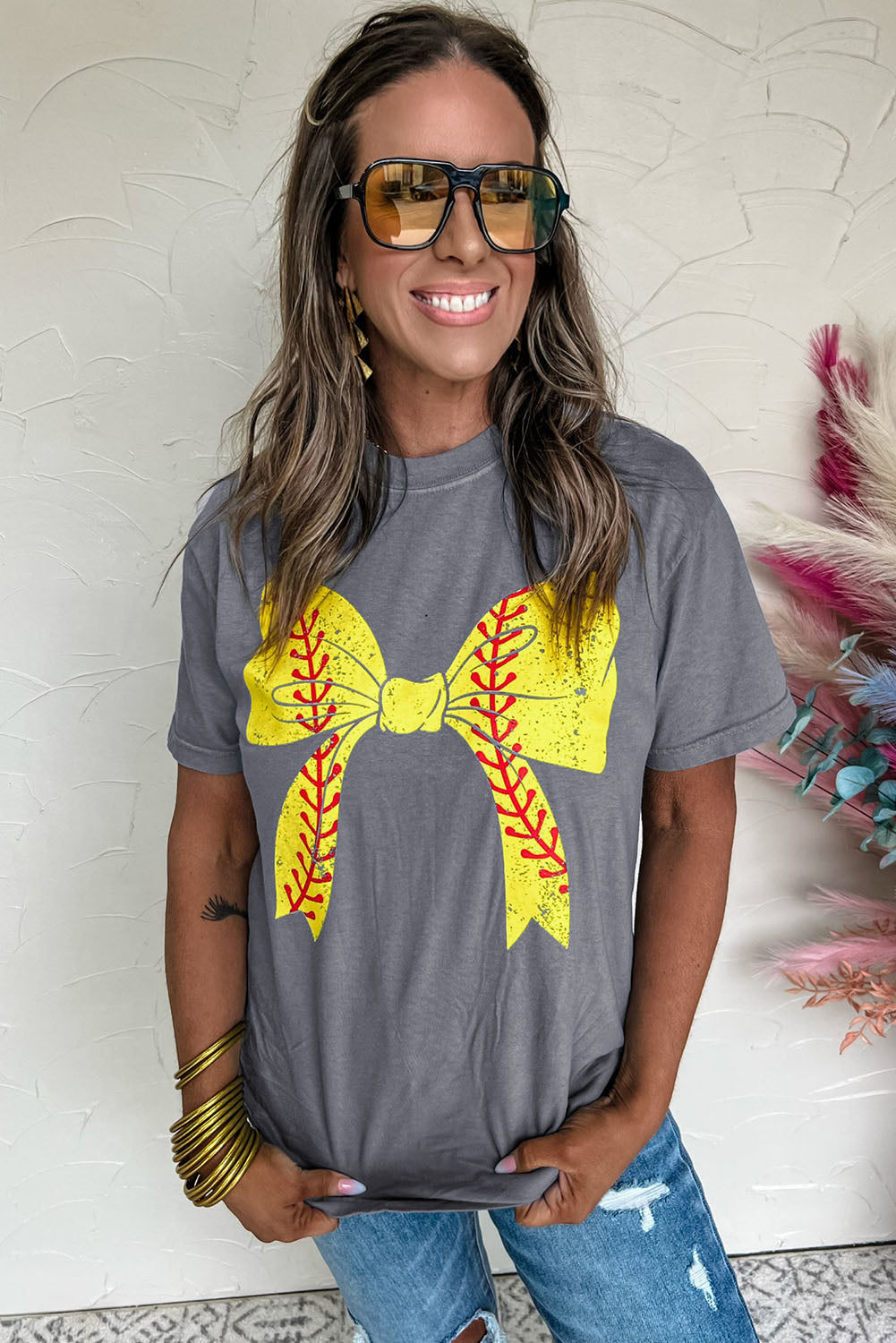 Camiseta gris casual de béisbol con nudo y mangas remangadas con estampado