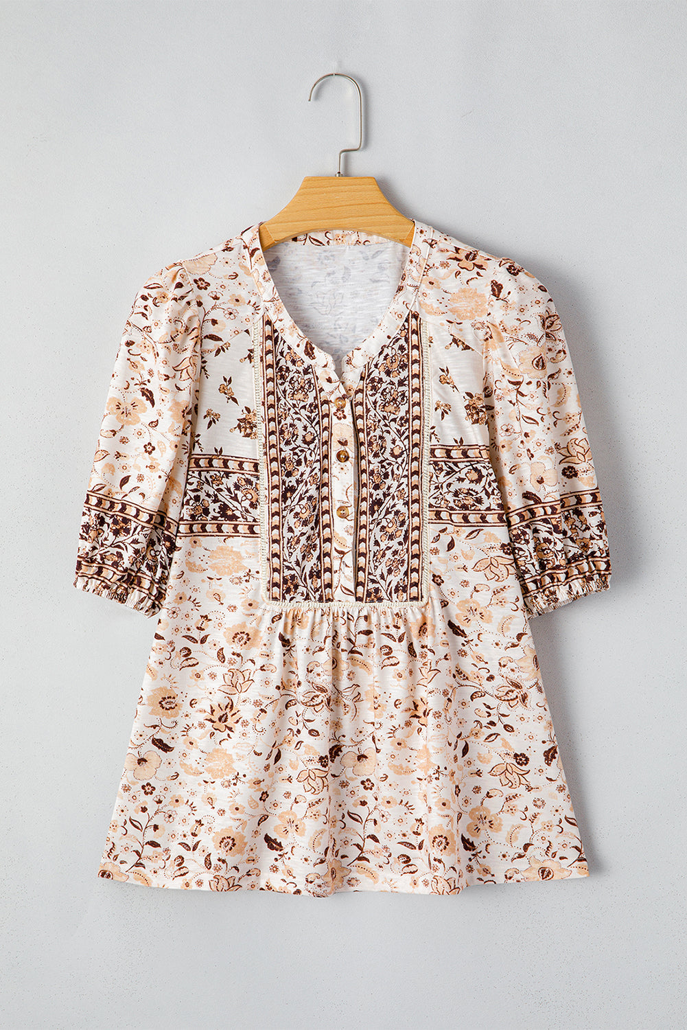 Blusa holgada con estampado floral bohemio caqui de manga corta y media tapeta