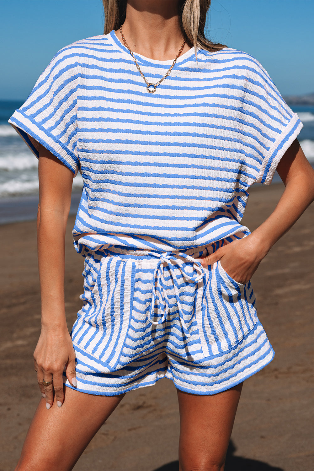 Conjunto de camiseta de manga corta de punto a rayas azul cielo y shorts con cordón